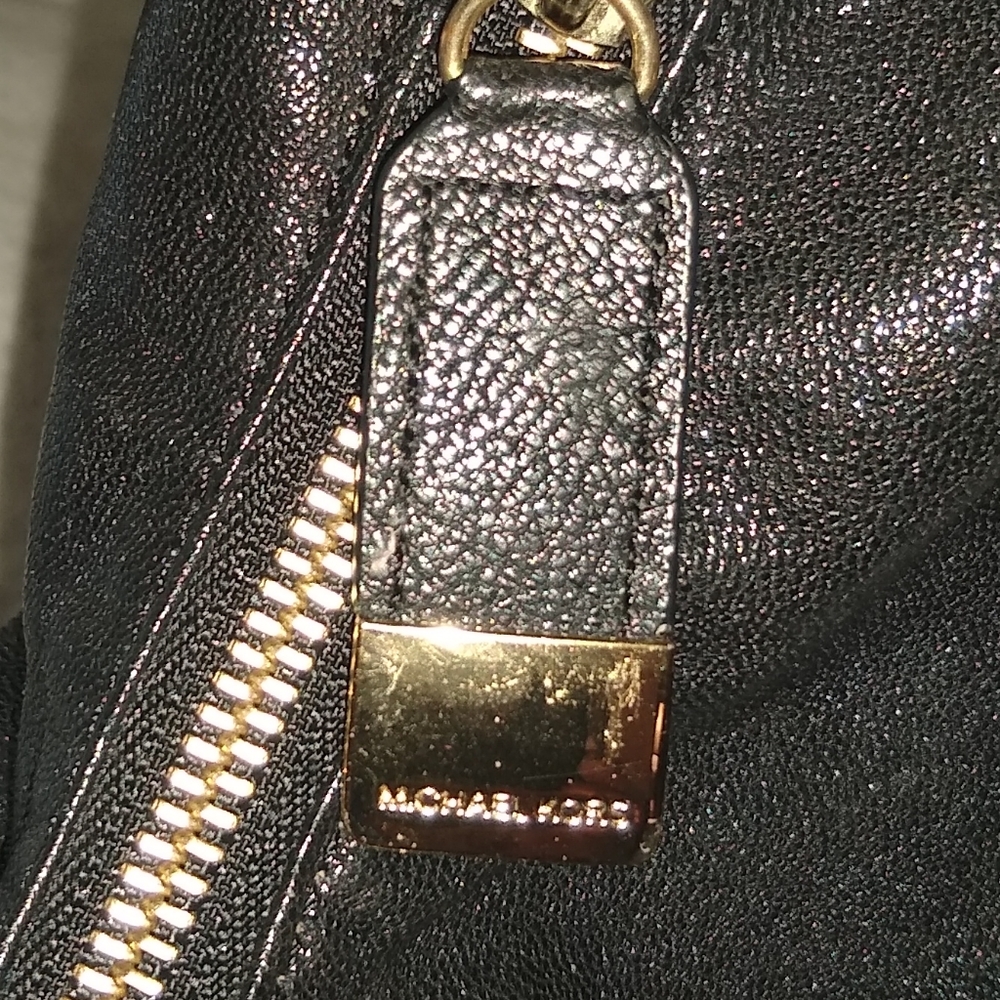 Michael Kors Beverly black leather hobo. - Picture 10 of 13